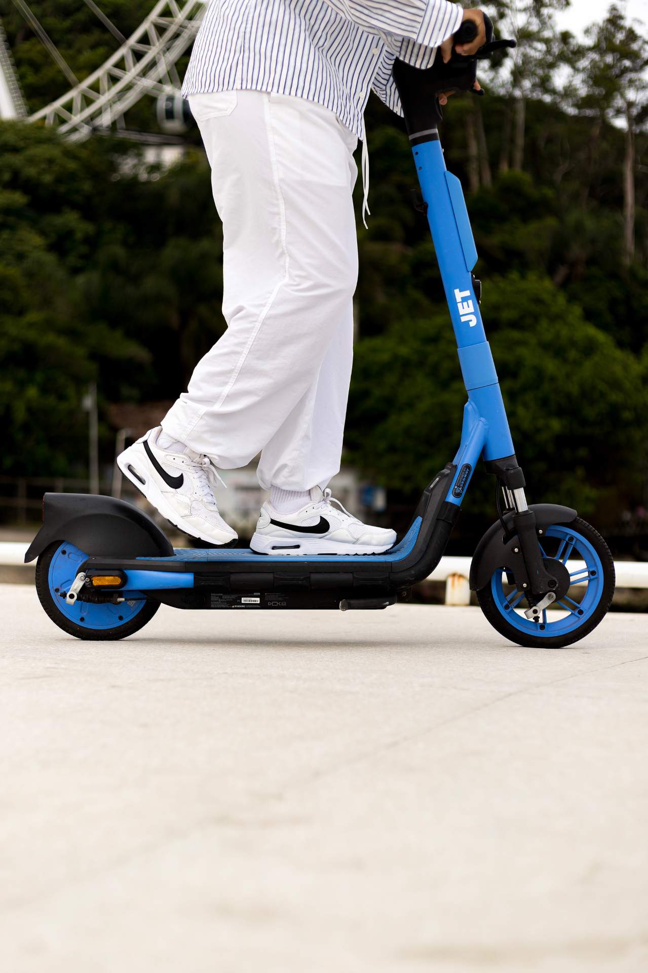 Usuário pilotando patinete elétrico JET